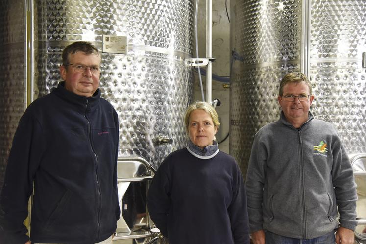 De g. à d.	: Jean-François, Anne et Éric Bléchet. Le vin de la fratrie sera fini au printemps.
