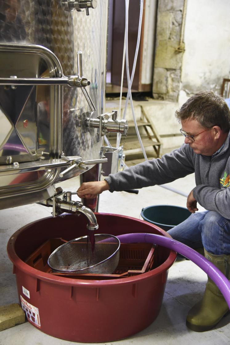 Le 29 septembre, les Bléchet décuvaient leur récolte de rouges. Une première cuve où fermentait le raisin a été vidée. Le jus a ensuite été placé dans une seconde cuve propre.