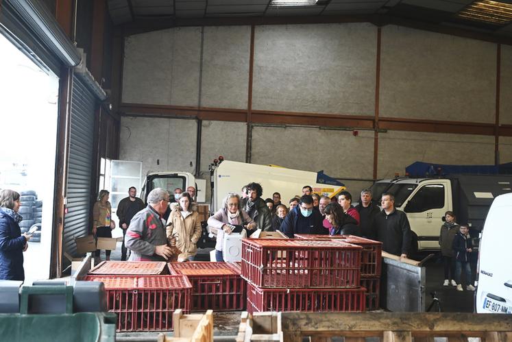 Samedi 1er octobre, à Blois. Les foyers volontaires pour accueillir des poules, beaucoup de familles avec enfants, viennent récupérer leurs volatiles.