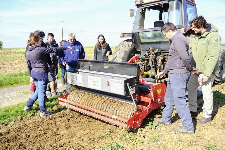 Lundi 3 octobre, Hommes et territoires proposait une démonstration de semis du mélange Agrifaune sur une bordure de champ, à Fontenay-sur-Conie.
