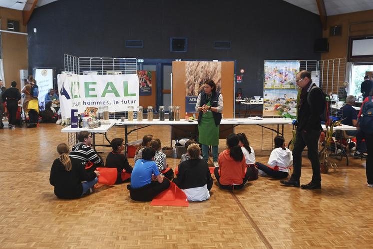 Mardi 4 octobre, à Cour-Cheverny. Un atelier de la coopérative Axéréal a permis d'expliquer la conception des céréales, à l'occasion d'une journée Alimentation dédiée aux collégiens. 