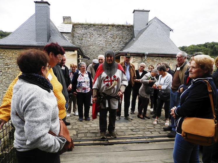 Au château médiéval de Bouillon, les anciens sont accueillis par un chevalier qui les a guidés tout au long du parcours et leur a dispensé un cours d’histoire belge.