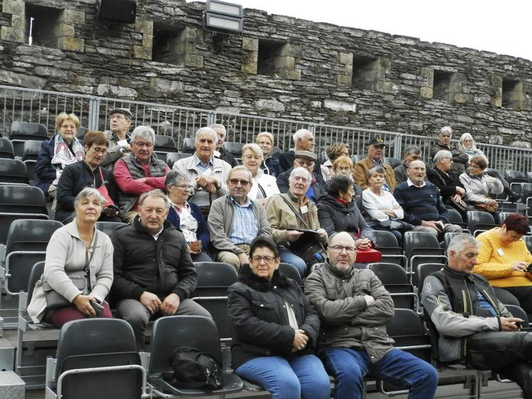 Le groupe a assisté à un spectacle de vol de rapaces au château de Bouillon. Le dresseur leur a expliqué la vie et l’utilité de ces oiseaux pour la faune. 