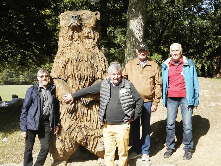 Les chasseurs d’ours près de leur proie.