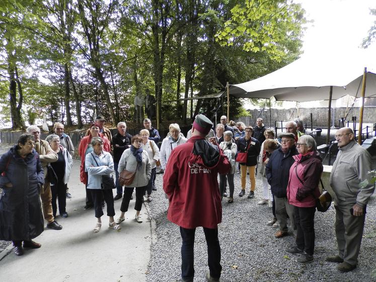 Les anciens à l'entrée de la grotte.