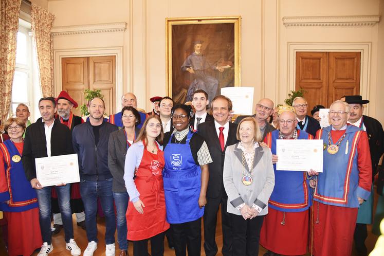 Melun, samedi 1er octobre. Les lauréats du Concours du meilleur brie de Melun et le jury jeunes entourés d'élus et de représentants de la confrérie aux tenues bleu et rouge.