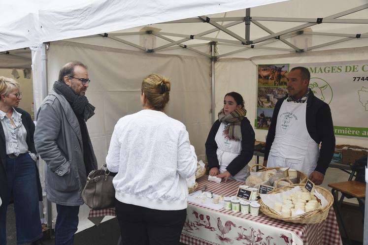 Place Saint-Jean, un autre type de produit laitier seine-et-marnais	: les fromages de chèvre Moret. 