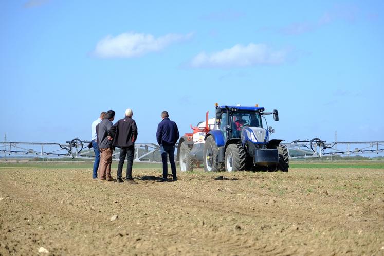 Jeudi 6 octobre, à Boisville-la-Saint-Père. Au champ, les clients du groupe Lecoq ont pu voir évoluer les nouveaux tracteurs New Holland T7 HD, les pulvérisateurs traînés Metris 2 et l'automoteur Artec F40 Evo.