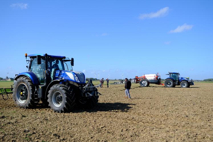 Jeudi 6 octobre, à Boisville-la-Saint-Père. Au champ, les clients du groupe Lecoq ont pu voir évoluer les nouveaux tracteurs New Holland T7 HD, les pulvérisateurs traînés Metris 2 et l'automoteur Artec F40 Evo.