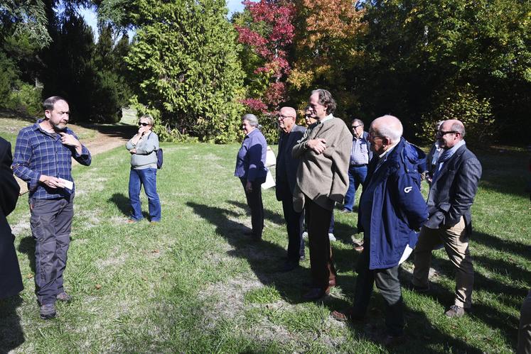 Michel Linsenmeyer, garde-forestier de l'Arboretum de la Fosse, explique son histoire aux adhérents de Fransylva	41.