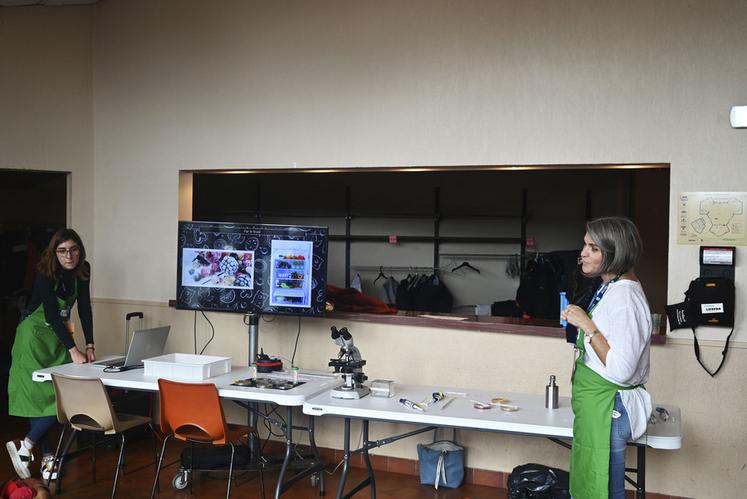 Des techniciennes du laboratoire du conseil départemental ont présenté leur travail aux collégiens.