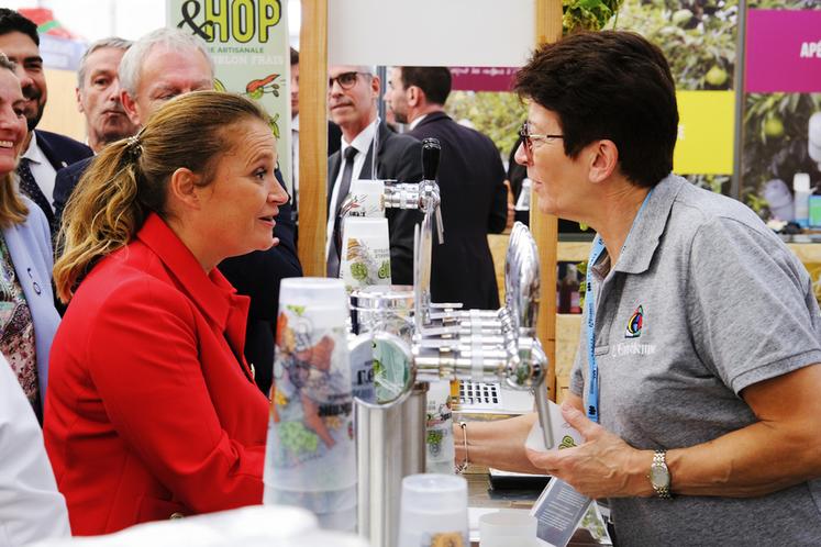 Olivia Grégoire, ministre des PME, a eu l'occasion de goûter des produits locaux lors de sa visite aux Artisanales vendredi 7 octobre, à Chartres.