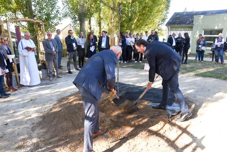 Le 6 octobre, à Anet. Le maire de Dreux, Frédéric Billet (à d.), a été mis à contribution pour planter un arbre symbolique lors du Partners' day du LPAP.