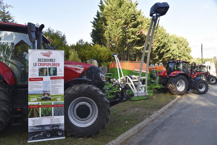 Lizy-sur-Ourcq, mercredi 5 octobre. Au premier plan, le système Cropxplorer d'Amazone installé sur un tracteur Case IH.