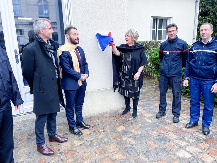 Jeudi 13 octobre, à Chartres. Le préfet, Françoise Souliman, dévoile la plaque lors de l'inauguration du Centre opérationnel départemental.