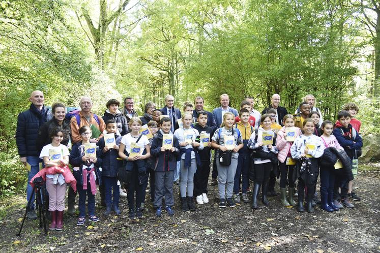 Bombon, mardi 4 octobre. Les élèves de CM2 munis de leur livret-jeune prêts à jouer les explorateurs aux côtés de leurs enseignants et des officiels.