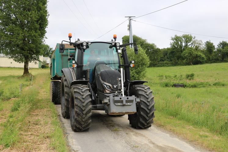 L’allure maximale sur route d’un convoi agricole est définie par la vitesse d’homologation de la remorque : 25 ou 40 km/h.