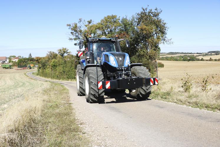 Un tracteur non attelé, homologué à 50, 60 km/h ou plus, peut circuler sur la route à son allure maximale, en respectant bien sûr les limitations de vitesse signalées par les panneaux.