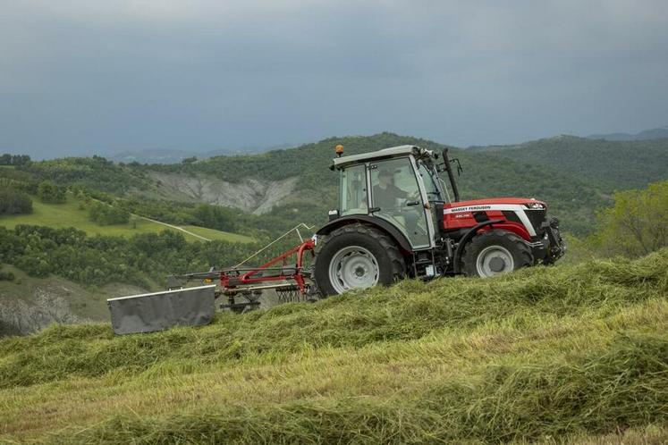 Le MF3 AL est particulièrement adapté aux exploitations de polyculture-élevage dont les terrains présentent un fort dévers.