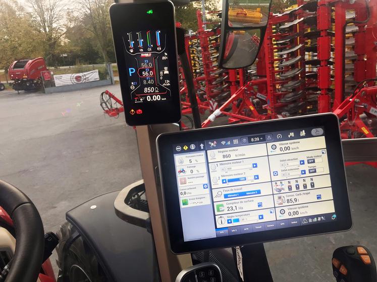 Le tableau de bord est désormais positionné sur le montant droit. C’est une petite tablette qui reprend les données essentielles du tracteur. Pour superviser les opérations, Case IH a opté pour un nouvel écran tactile.
