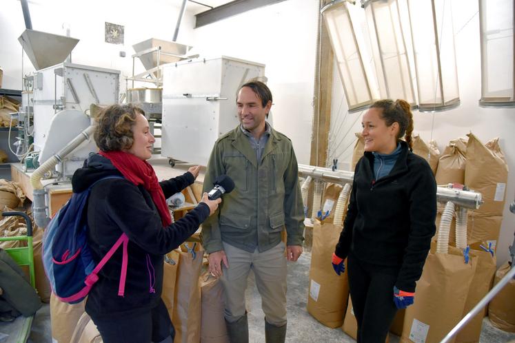Aude Richard (à g.) et Julia Droubitch (à d.) ont interviewé Julien de Clédat dans son nouveau moulin.