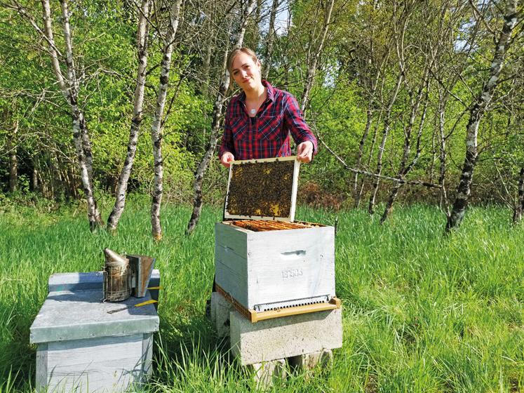 Jeanne Hermant, apicultrice à Neung-sur-Beuvron, s'inquiète pour l'hivernage de ses abeilles.