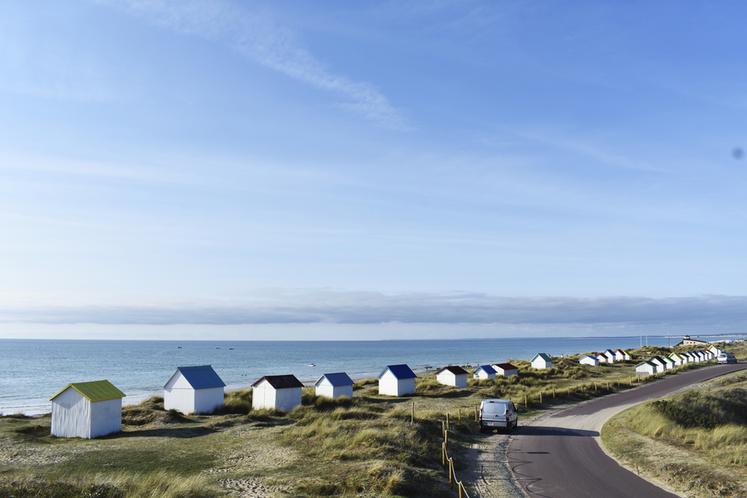 À Gouville-sur-Mer, les toits des cabanes sont peints de multiples couleurs.