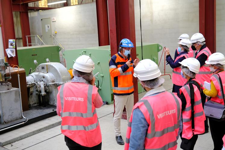 Frédéric Laborey a présenté le système de turbo-alternateur, qui permet de produire 80	% de la consommation électrique de l'usine.