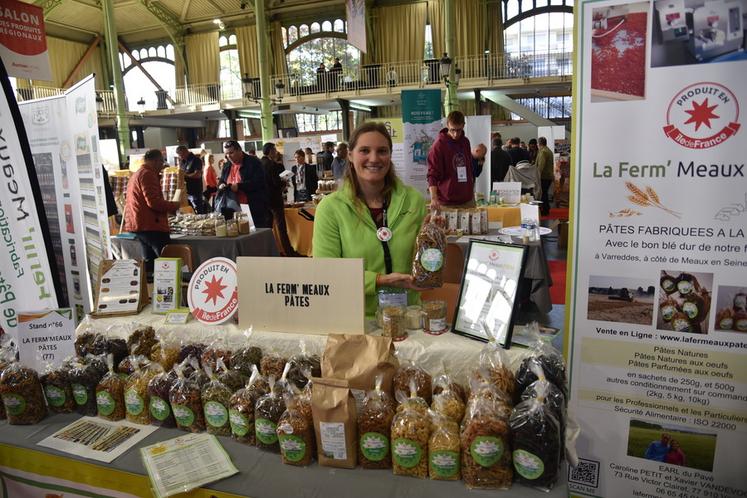 Le stand coloré de Ferm'Meaux pâtes, de Varredes, qui travaille avec Auchan pour la seconde année. Différentes formes et parfums sont proposés dont citron-ciboulette. Nouveauté également mise en avant par la ferme : une farine de blé. Caroline Petit-Vandevoorde partage également une fiche recette.