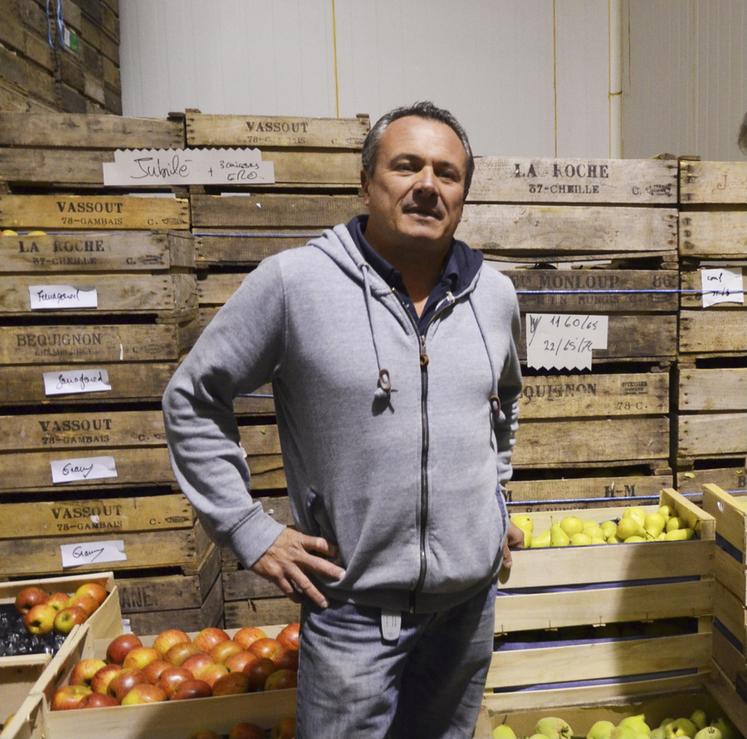 Fabien Vassout, arboriculteur à Gambais (Yvelines), attend avec une certaine appréhension son nouveau contrat d'électricité.