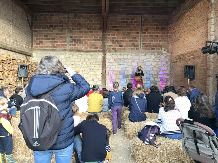 Chailly-en-Bière. À la Ferme Chaillotine, assis sur des ballots de paille, les visiteurs ont assisté à un spectacle en fin de journée samedi. Tout le week-end, un marché de producteurs et différents ateliers étaient proposés.