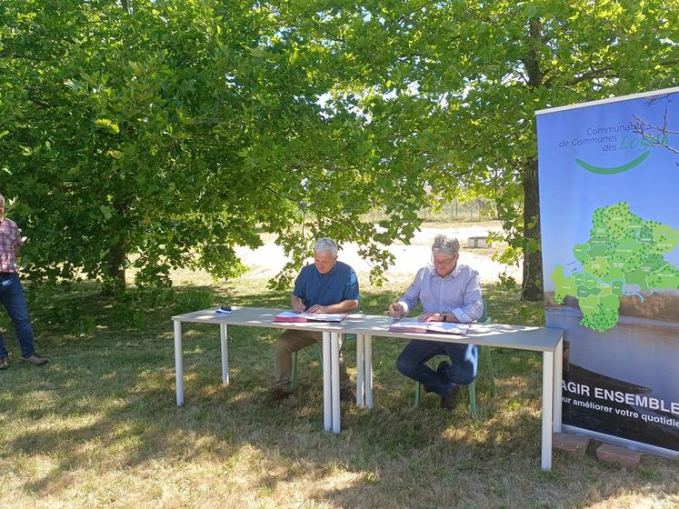 Jean-Marie Fortin, président de la chambre d'Agriculture, et Frédéric Mura, président de la communauté de communes des Loges, lors de la signature de convention, le 12 juillet dernier.