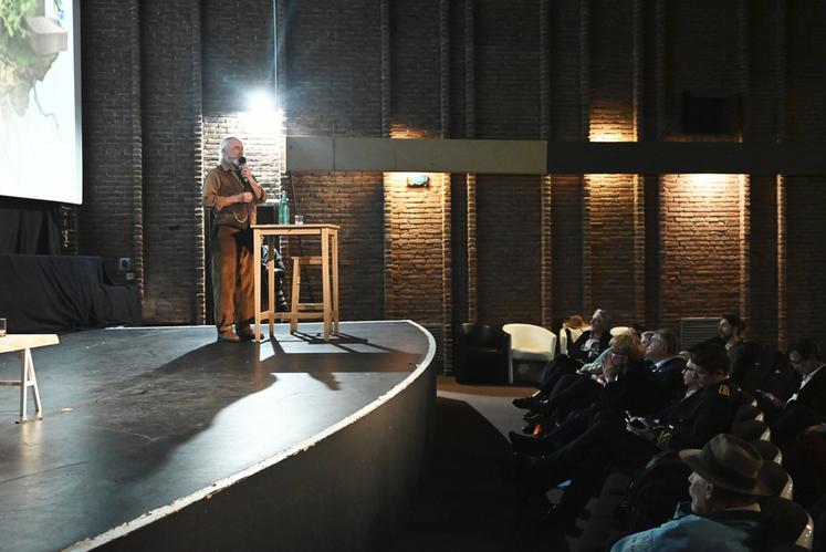 Arnaud Daguin, ancien chef étoilé et expert en stratégie d'alimentation, a tenu une conférence sur sa vision de l'Agriculture durant la clôture de la biennale de la nature et du paysage organisé par le CAUE. 