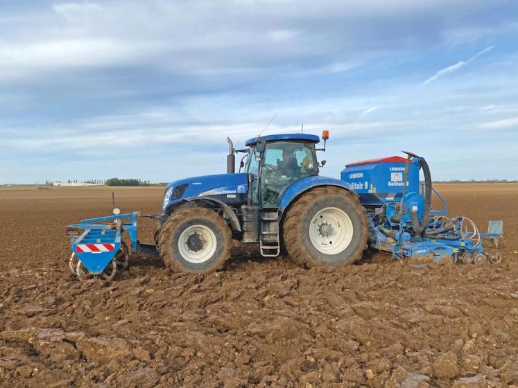 Les agriculteurs sont actuellement pour beaucoup dans les semis d'automne mais avec des cuves de GNR à sec. 