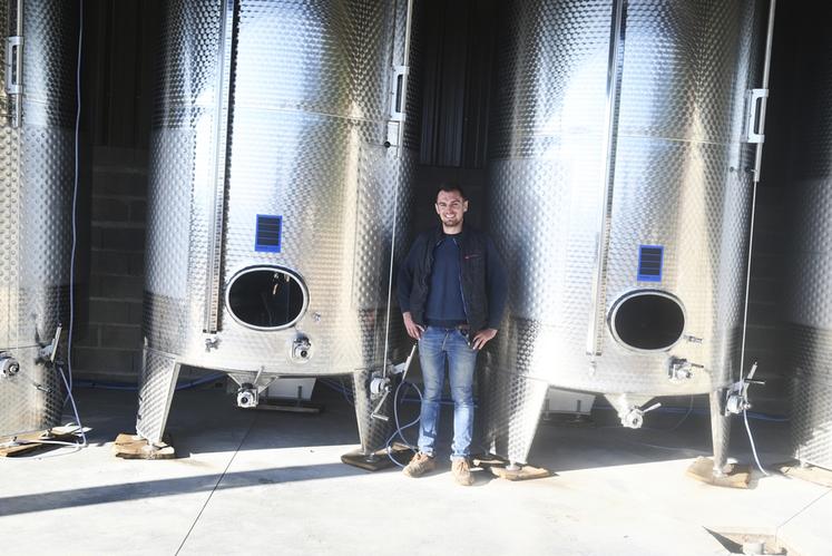 Après des études dans l'Snologie, Maxime Cadoux a décidé d'investir dans des cuves inox thermorégulées afin de vinifier lui-même. 