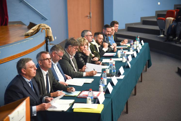 Lundi 17 octobre, à Sours. Aux côtés des présidents des associations de maires, du directeur des Territoires et de ses sous-préfets, le préfet d'Eure-et-Loir, Françoise Souliman, a conclu les Assises de la ruralité.