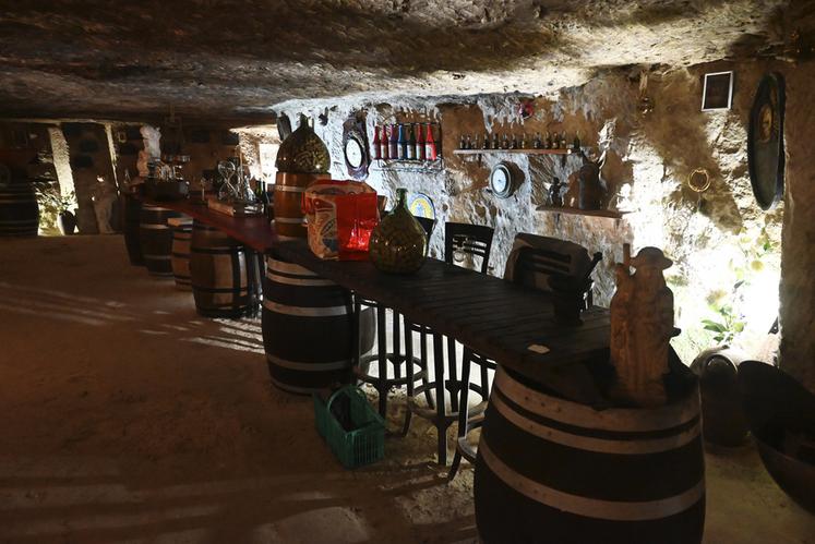 Le Troglo dégusto permet aux amateurs de vin de vivre une expérience immersive au sein de galeries troglodytiques avec visite guidée et dégustation de vin du domaine des Tabourelles.