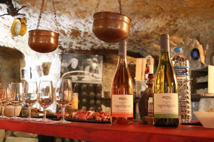 À la fin de chaque visite guidée au sein des galeries troglodytiques, une dégustation accord mets et vin est disponible afin de pouvoir déguster les différentes cuvées du domaine des Tabourelles. 