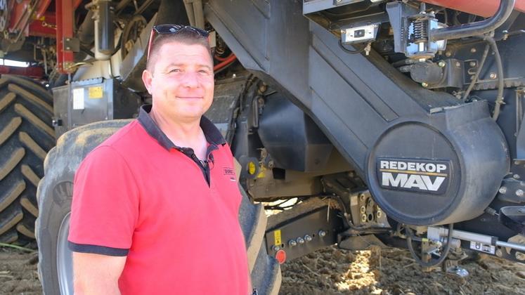 Nicolas Marchand, directeur commercial du concessionnaire Duret, présente le broyeur MAV de Redekop lors d'une démonstration au champ.