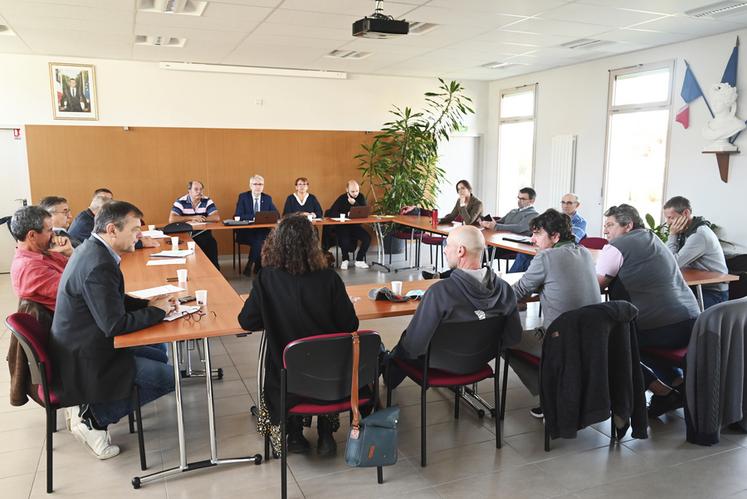 Samedi 22 octobre, à Saint-Ouen. Le député Christophe Marion organise un premier conseil de circonscription sur le thème de l'agriculture, auquel une quinzaine de personnes participent. 