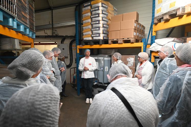 Le 7 octobre, à Maslives. Jonathan Chigot, directeur de la Biscuiterie de Chambord, a présenté les locaux de la biscuiterie aux acteurs de la filière ­céréalière.