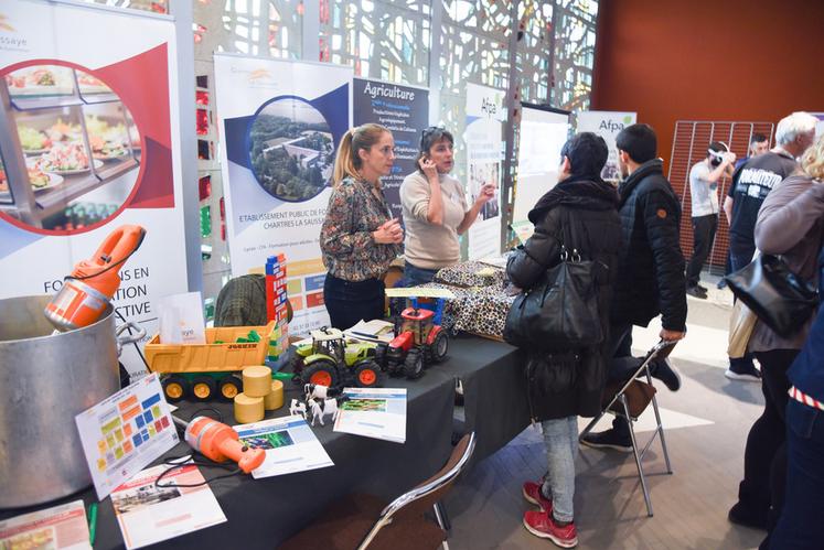 Le 19 octobre, à Chartres. Les organismes de formation, comme le CFA de La Saussaye, ont investi le hall de la Chambre pour informer sur leurs offres.