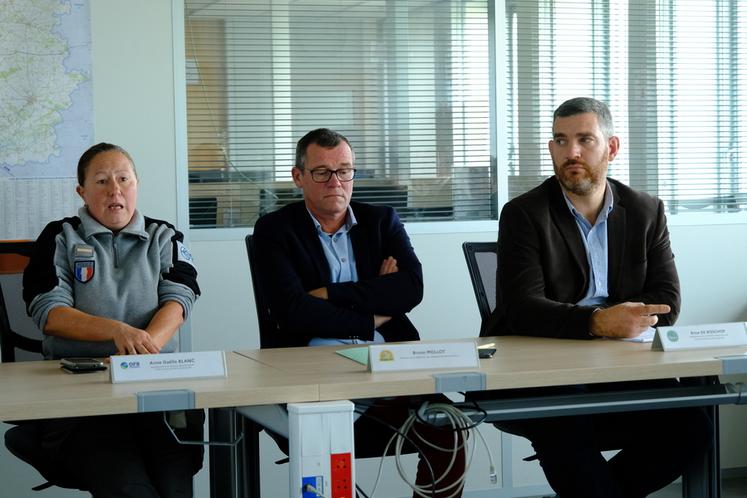 Vendredi 28 octobre, à la préfecture de Melun. Anne-Gaëlle Blanc, de l'OFB, Bruno Mollot, de la FDC 77, et Brice De Bisshop, éleveur et représentant de la FDSEA, sont intervenus dans le cadre des nouvelles restrictions concernant la grippe aviaire.