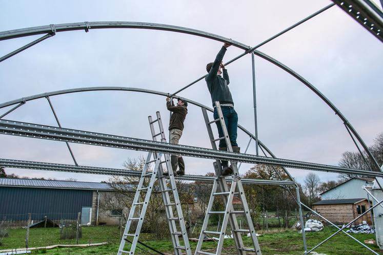 «	À deux sur la ferme, l'apprenti est un atout pour l'entreprise mais il doit être formé et accompagné, et volontaire bien sûr	», souligne Valentin Caron.