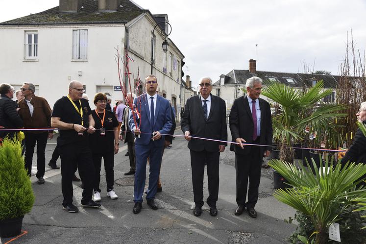 Lundi 31 octobre, Serge Angot, du comité des fêtes de Sandillon, Jean-Pierre Sueur, sénateur du Loiret, et d'autres représentants locaux, inaugurent cette nouvelle édition de la Foire aux arbres.