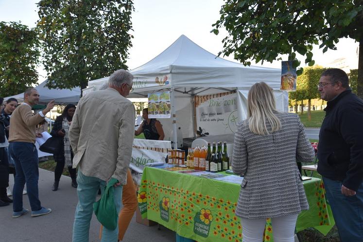 Jeudi 6 octobre. Premier marché de plein air pour «	Le Marché de nos producteurs	» devant le bâtiment Osmose du Crédit agricole Brie-Picardie.