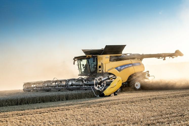 Les plateformes articulées sont polyvalentes en permettant de récolter aussi bien des céréales et du colza que des pois ou du soja au ras du sol.