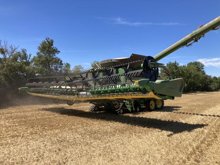 Les coupes articulées John Deere intègrent un dispositif hydraulique permettant de relever les parties latérales lors des manœuvres en bout de champ.