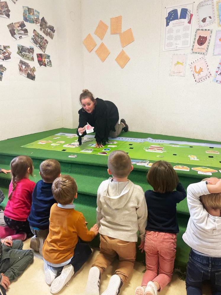 Les élèves de maternelle et CP de l'école de Meaulne, dans le Cher, ont inauguré le dispositif. Baptiste et Marie Leroy ont accueilli ces classes au cSur de leur exploitation en polyculture-élevage.