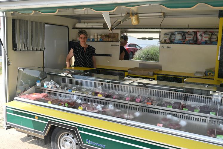 Magali Masson est présente sur plusieurs marchés pour proposer ses produits de terroir et faire découvrir sa viande locale.